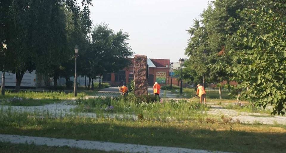 Новомосковские коммунальщики приводят в порядок сквер Новомосковские коммунальщики приводят в порядок сквер, Валентина Дрегваль